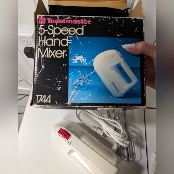 Toastmaster Mod, 1744 Hand Mixer Portable Beaters 5 Speed White Electric, Tested - Picture 9 of 13